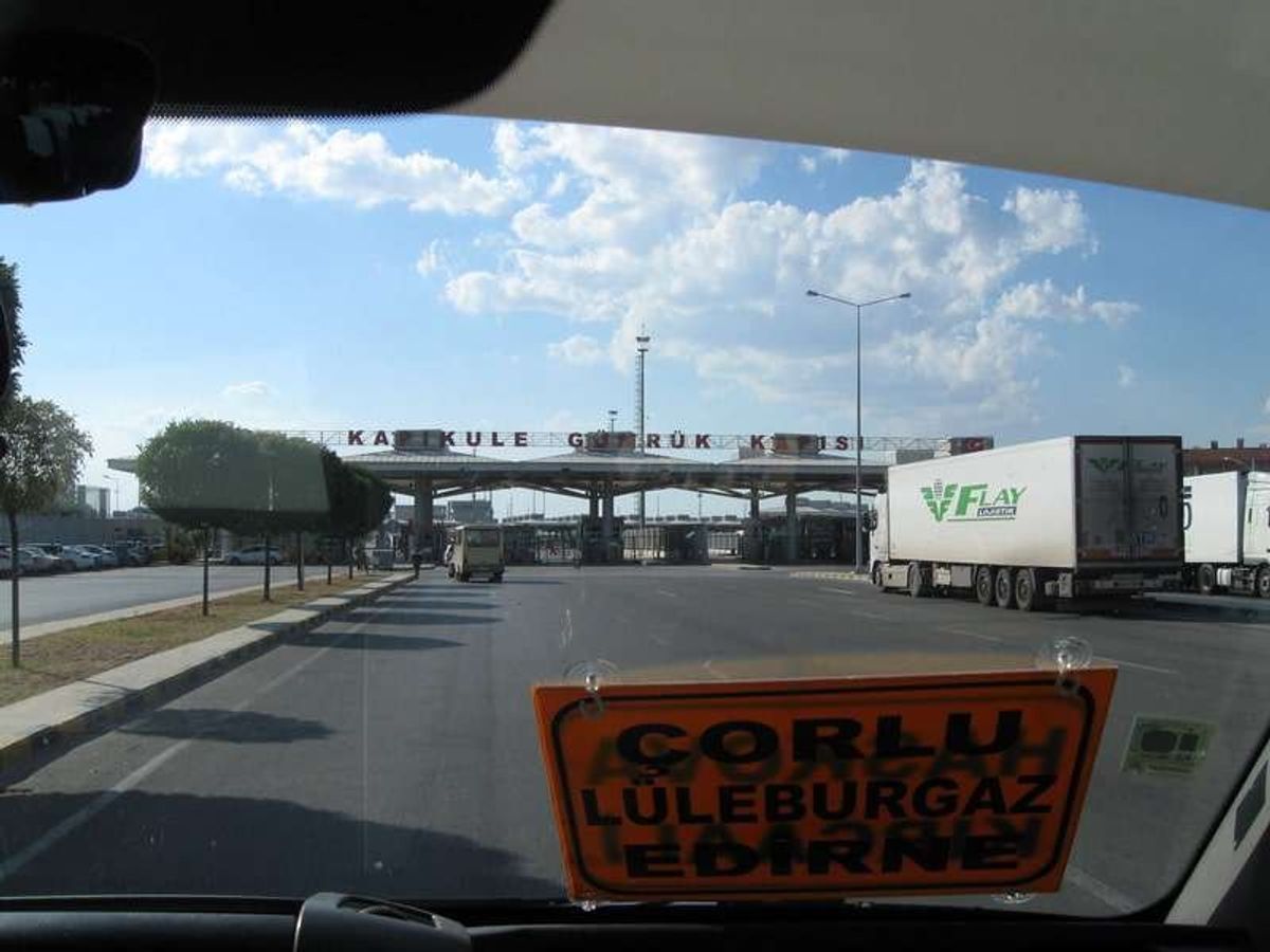 トルコ～ブルガリア国境
ミニバスの運転手は国境の免税店で買った大量の煙草を...