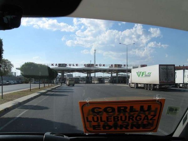 トルコ・ディヤルバクル「2013年 トルコ東部　クルドの人たち」の写真：トルコ～ブルガリア国境
ミニバスの運転手...