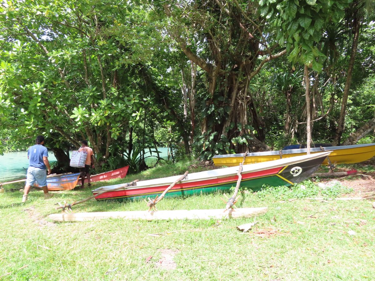 Riri River
こんなカヌーでクルーズ
先頭が1番景色いいんだけど、...