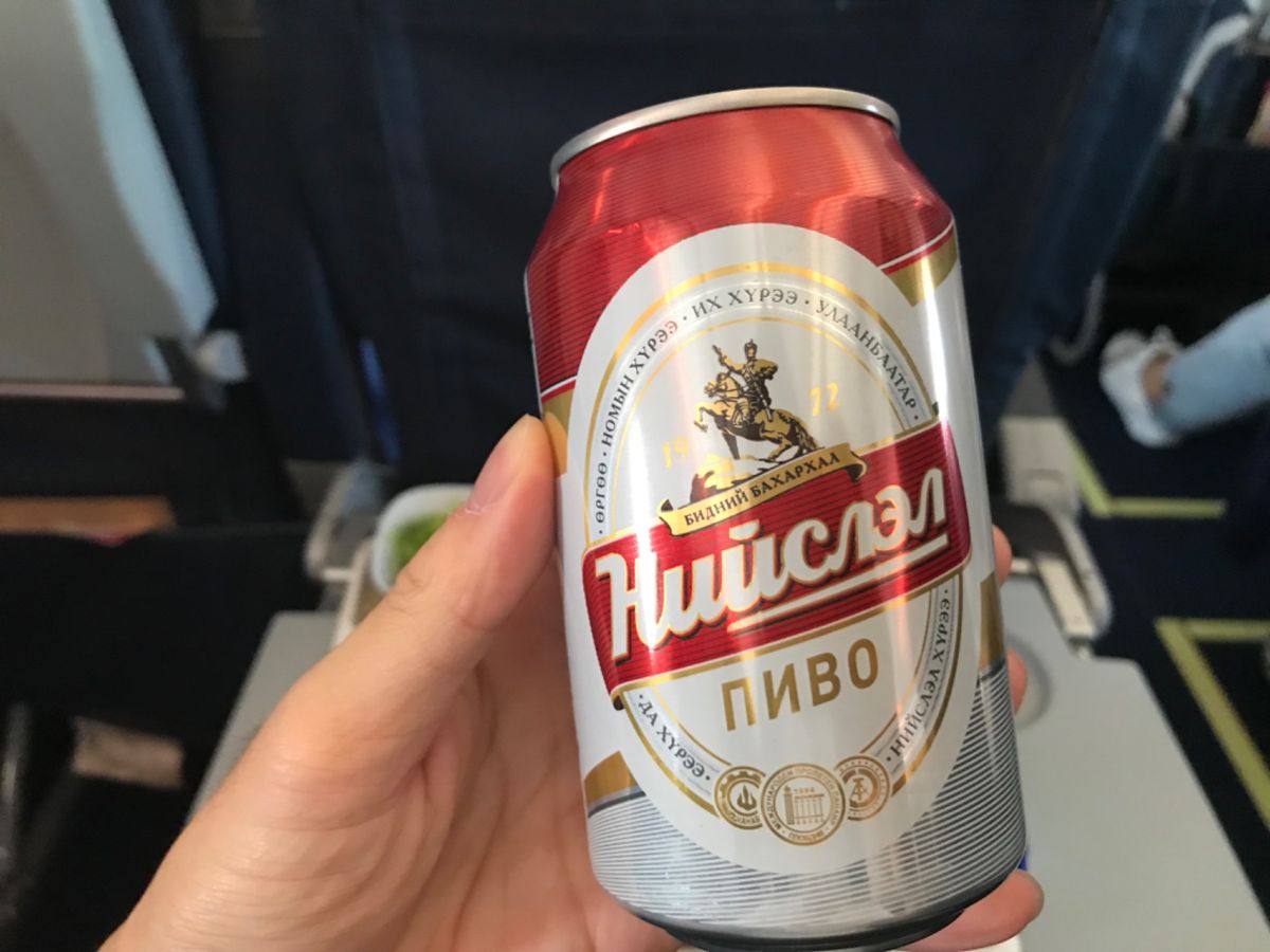 ミアットモンゴル航空でウランバートルへ。機内食とモンゴルビールを堪能し夕方...