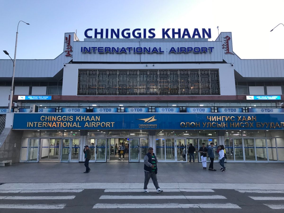 ミアットモンゴル航空でウランバートルへ。機内食とモンゴルビールを堪能し夕方...