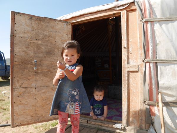 モンゴル国・モンゴル ウランバートル ゲル 遊牧民「ウランバートル/モンゴル」の写真:ウランバートルから車で約5時間
電波も...