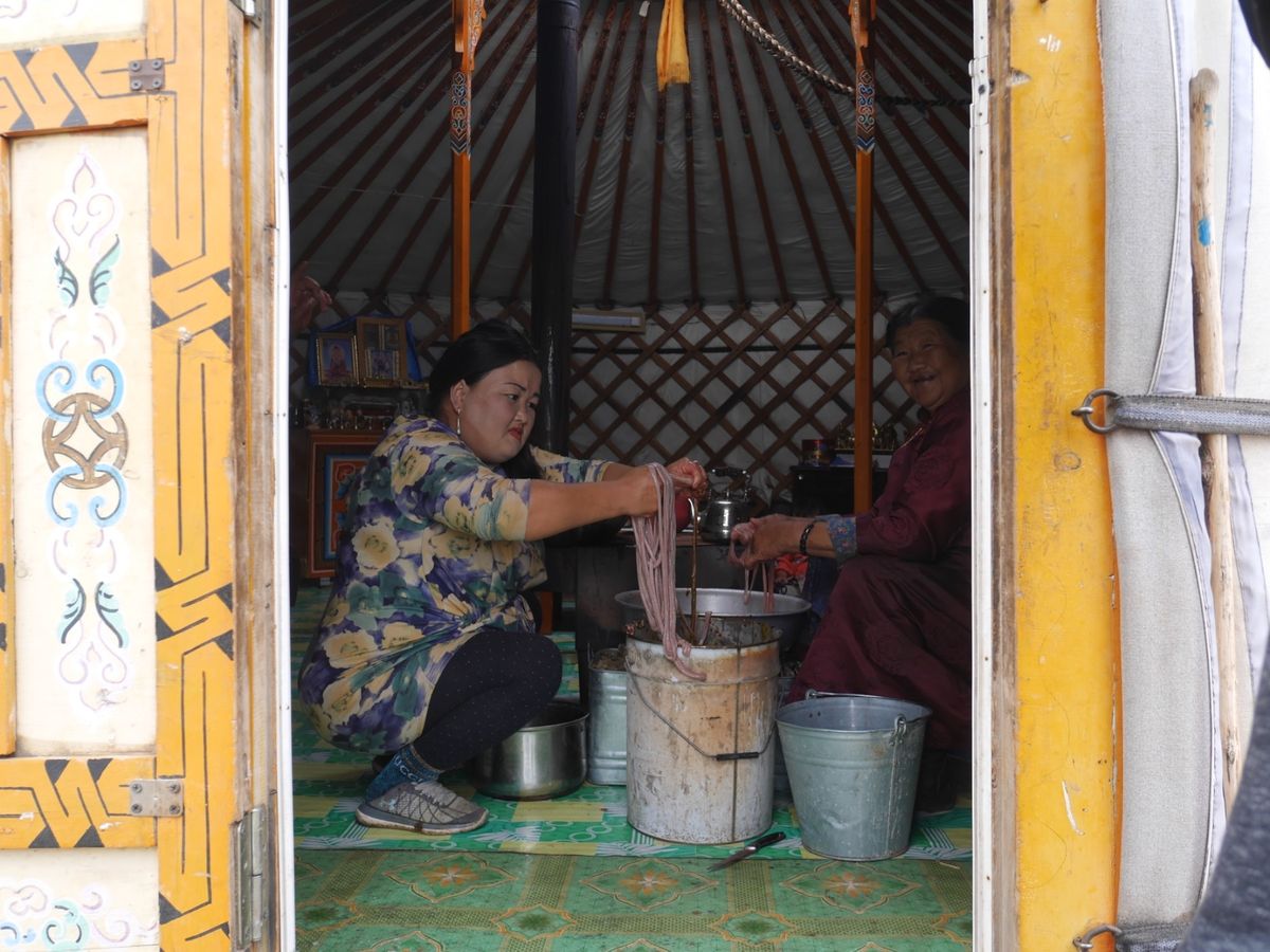 ウランバートルから車で約5時間
電波も電気もない大草原の中で暮らす
と...