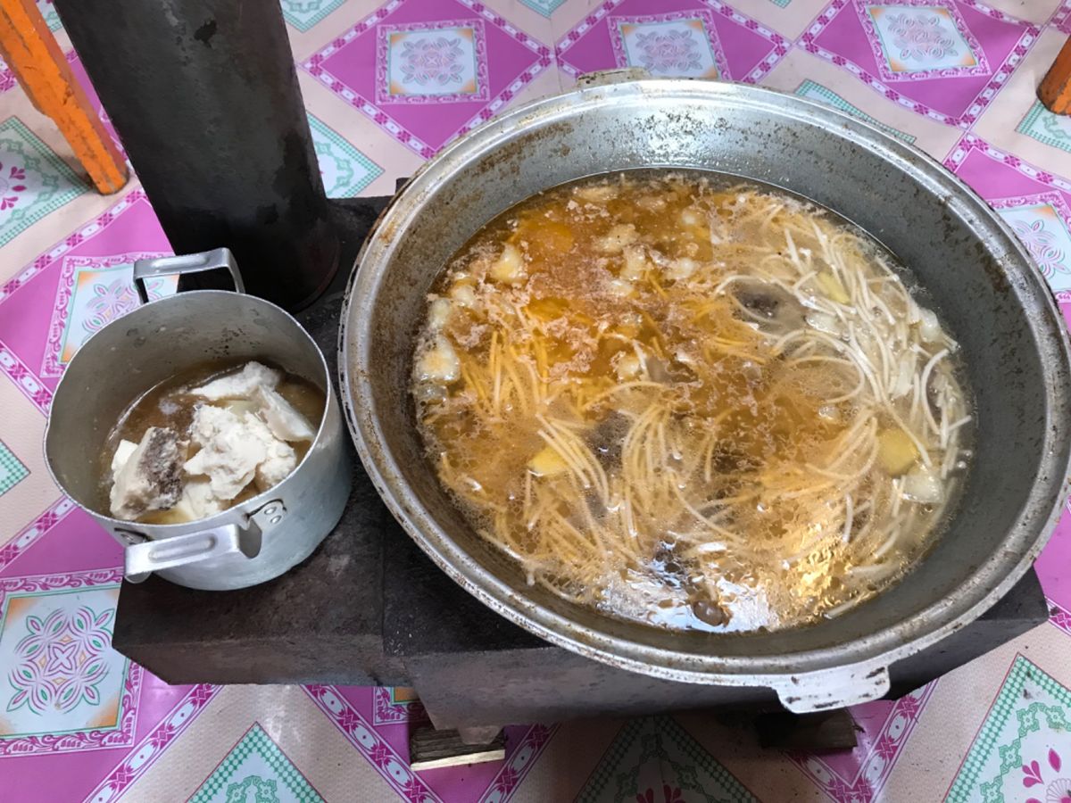 2日目の朝
遊牧民の財産である羊一頭を屠殺し
ご馳走を振る舞ってくれた...