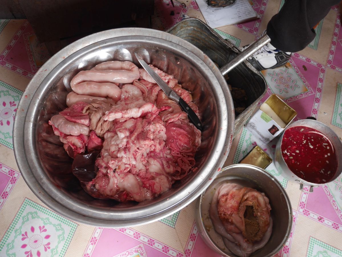 2日目の朝
遊牧民の財産である羊一頭を屠殺し
ご馳走を振る舞ってくれた...