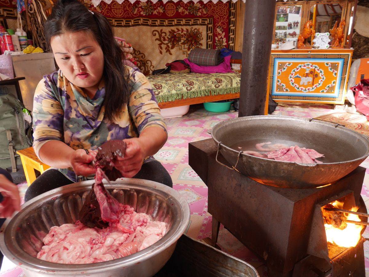 2日目の朝
遊牧民の財産である羊一頭を屠殺し
ご馳走を振る舞ってくれた...