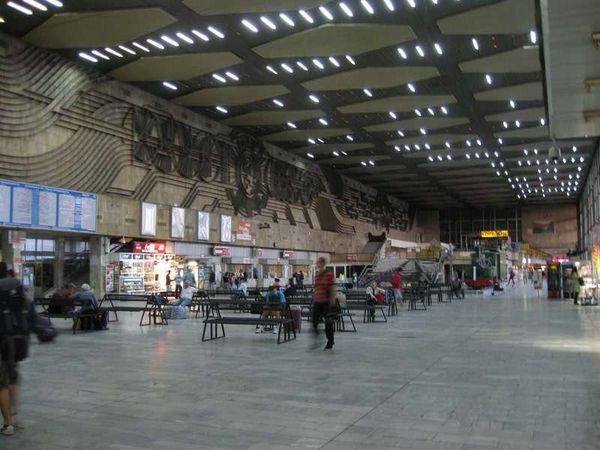 ブルガリア・ソフィア「2013年 ブルガリア 伝統ある街ハスコヴォ 首都ソフィア」の写真:首都ソフィア駅着
構内