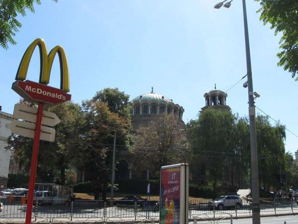 ブルガリア・ソフィア「2013年 ブルガリア 伝統ある街ハスコヴォ 首都ソフィア」の写真:聖ネデリャ教会とマクドナルド