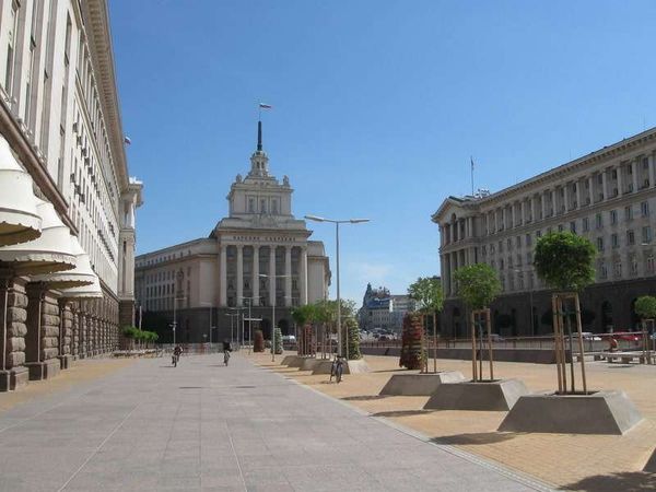 ブルガリア・ソフィア「2013年 ブルガリア 伝統ある街ハスコヴォ 首都ソフィア」の写真:左がツムデパート、中央スターリン建築の旧...