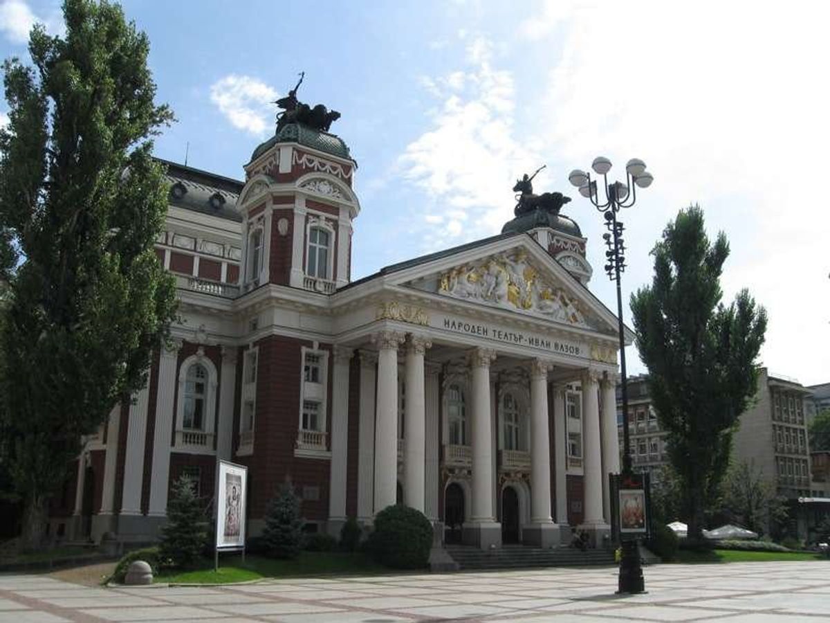 新古典建築のIvan Vazov National Theatre