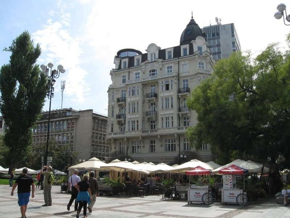 新古典建築のIvan Vazov National Theatre