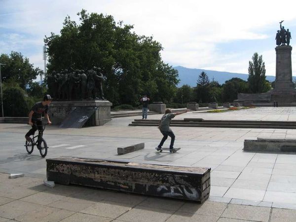 ブルガリア・ソフィア「2013年 ブルガリア 伝統ある街ハスコヴォ 首都ソフィア」の写真:Knyazheska Gradinaの広...