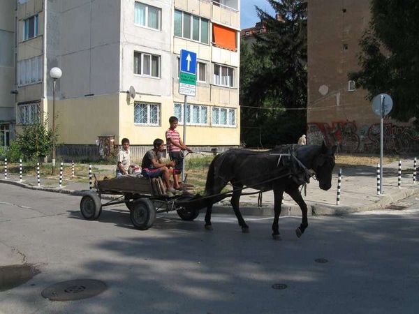 ブルガリア・ソフィア「2013年 ブルガリア 伝統ある街ハスコヴォ 首都ソフィア」の写真:団地とロマ