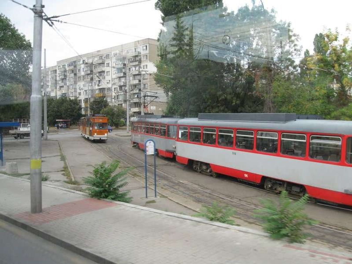 バスにてマケドニアへ向かいます。車内からソフィアの街を写す。