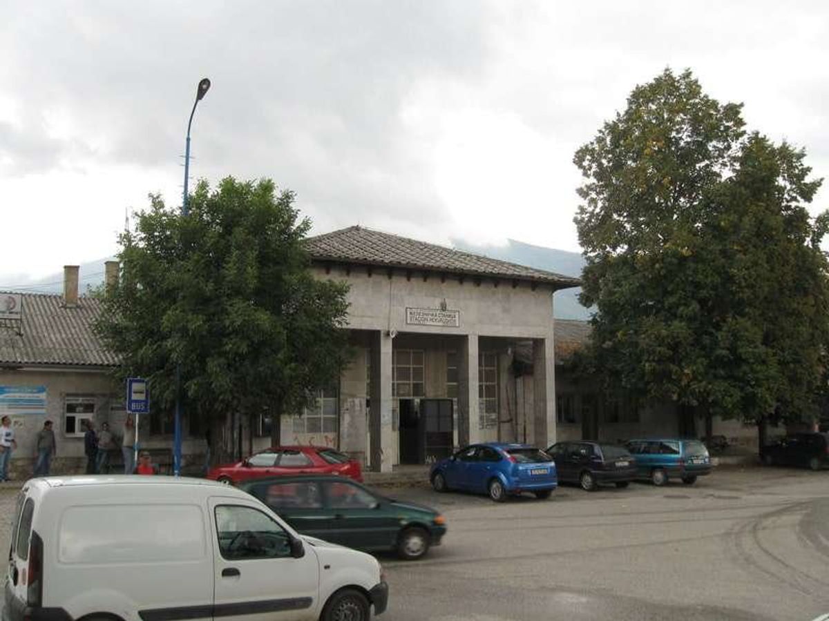 スコピエからバスで１時間半くらいのゴスティバルという街です。州の州都です。...