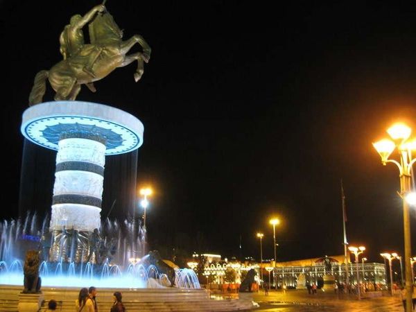 マケドニア共和国・スコピエ「2013年 マケドニア共和国 ユーゴのディズニーランド?首都スコピエと世界遺産オフリド」の写真:スコピエに戻りマケドニア広場のライトアップ