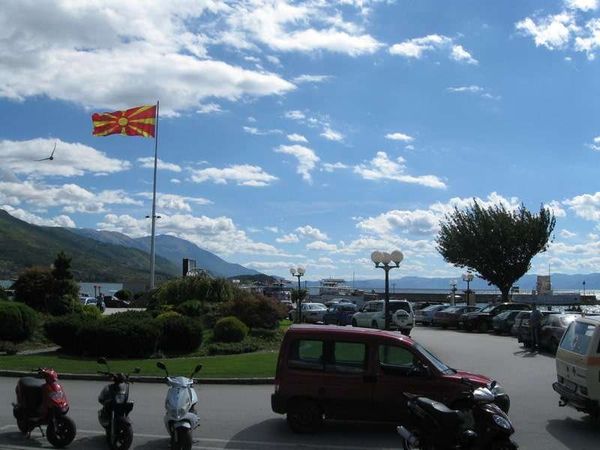 マケドニア共和国・スコピエ「2013年 マケドニア共和国 ユーゴのディズニーランド?首都スコピエと世界遺産オフリド」の写真:バス停から20分ほど歩いてオフリド湖に到着