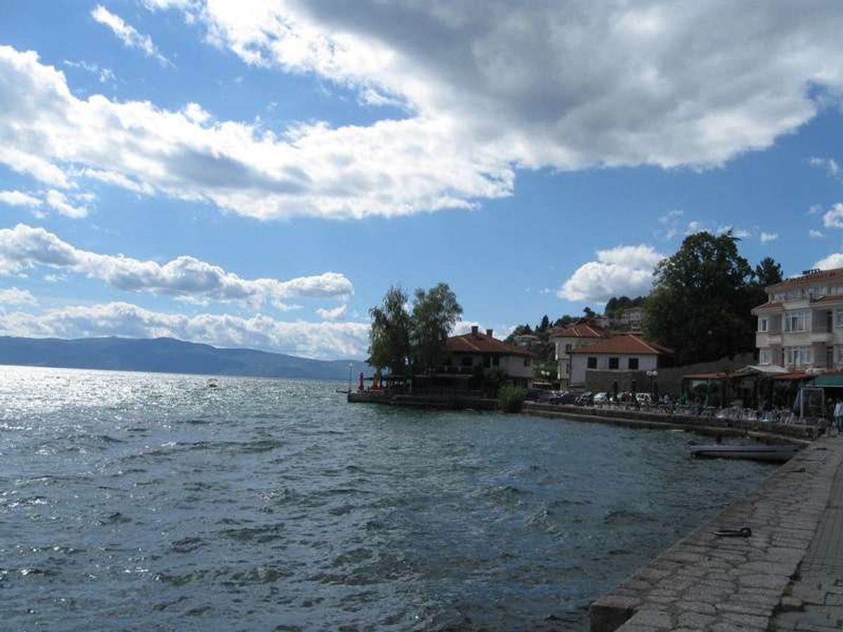 アルバニアの国境、オフリドの湖です。
世界遺産らしく、観光客が多かったです...