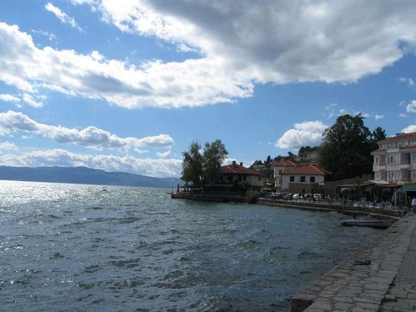 マケドニア共和国・スコピエ「2013年 マケドニア共和国 ユーゴのディズニーランド?首都スコピエと世界遺産オフリド」の写真:アルバニアの国境、オフリドの湖です。
世...
