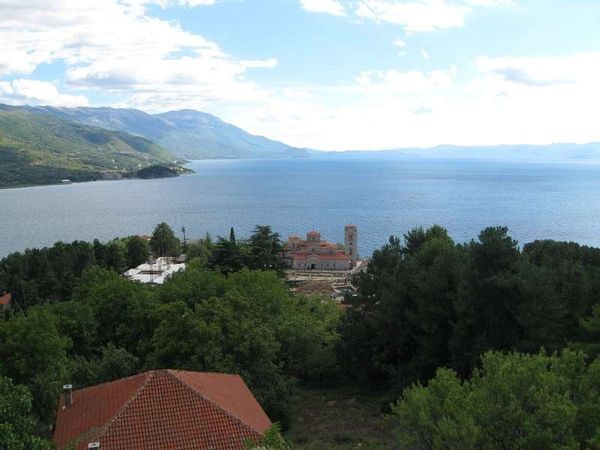 マケドニア共和国・スコピエ「2013年 マケドニア共和国 ユーゴのディズニーランド?首都スコピエと世界遺産オフリド」の写真:オフリド湖畔にたつ聖ヨヴァン・カネオ教会...