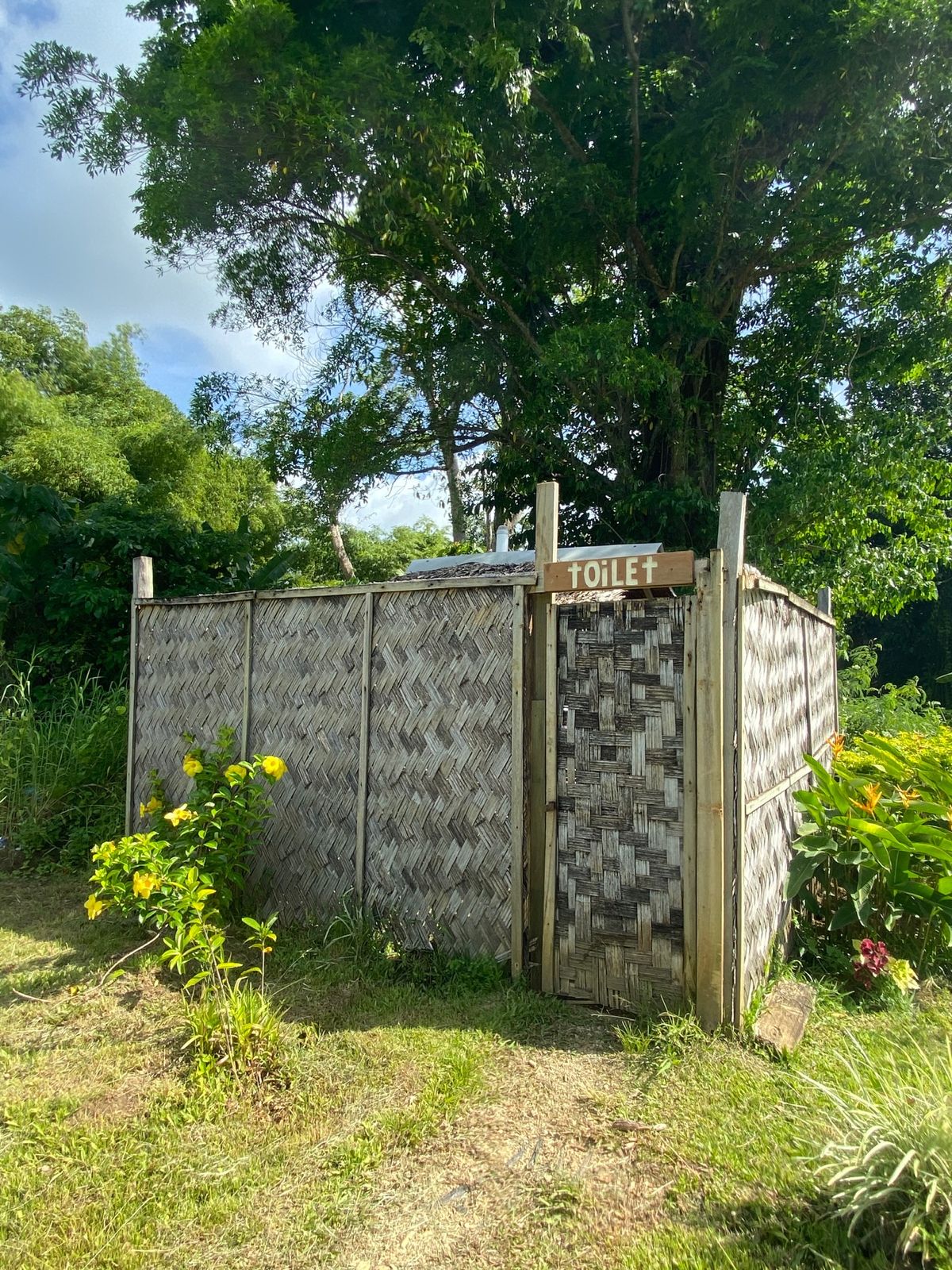 この日はミレミアムケーブへトレッキング！
第一の村のトイレをお借りしたらな...