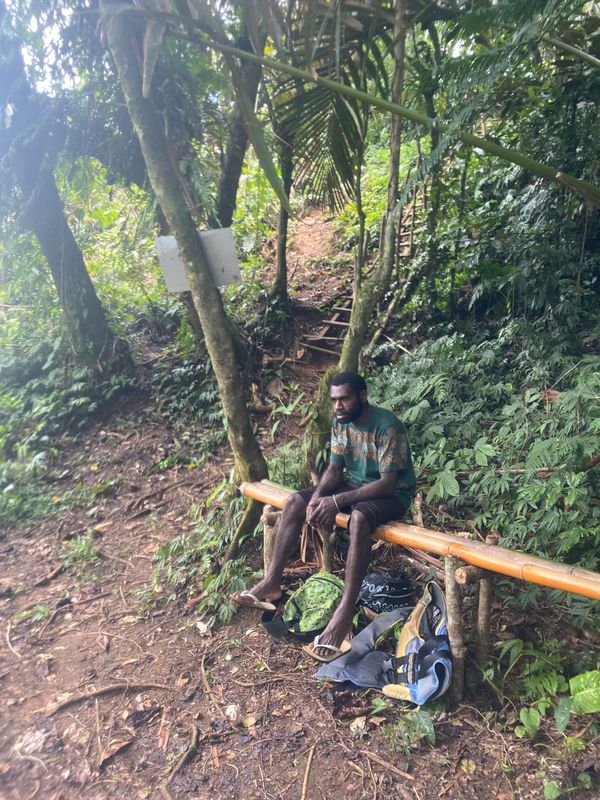 バヌアツ・タンナ島「バヌアツ大自然の旅」の写真：ミレミアムケーブトレッキング
山道を登っ...