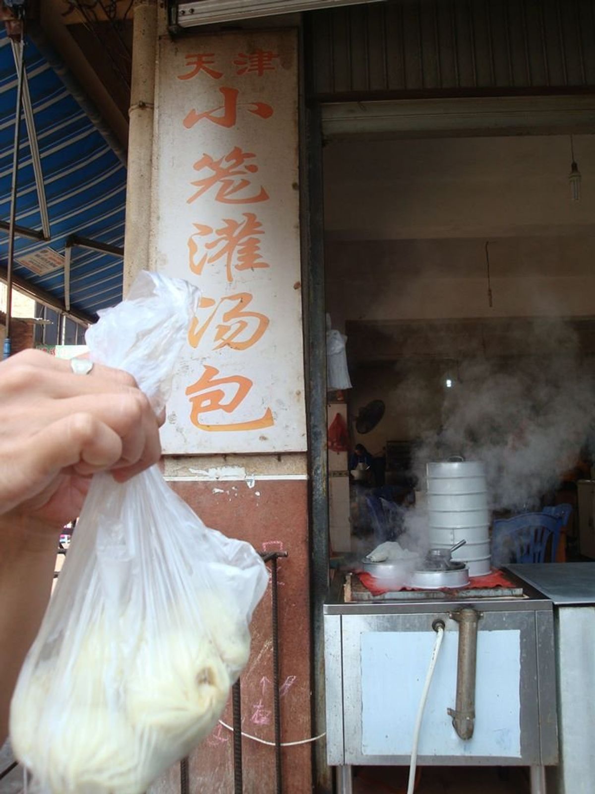 あたしは町散策で飲み食べ歩き～
ビールの蓋の裏にもう一本もらえるとかの当た...