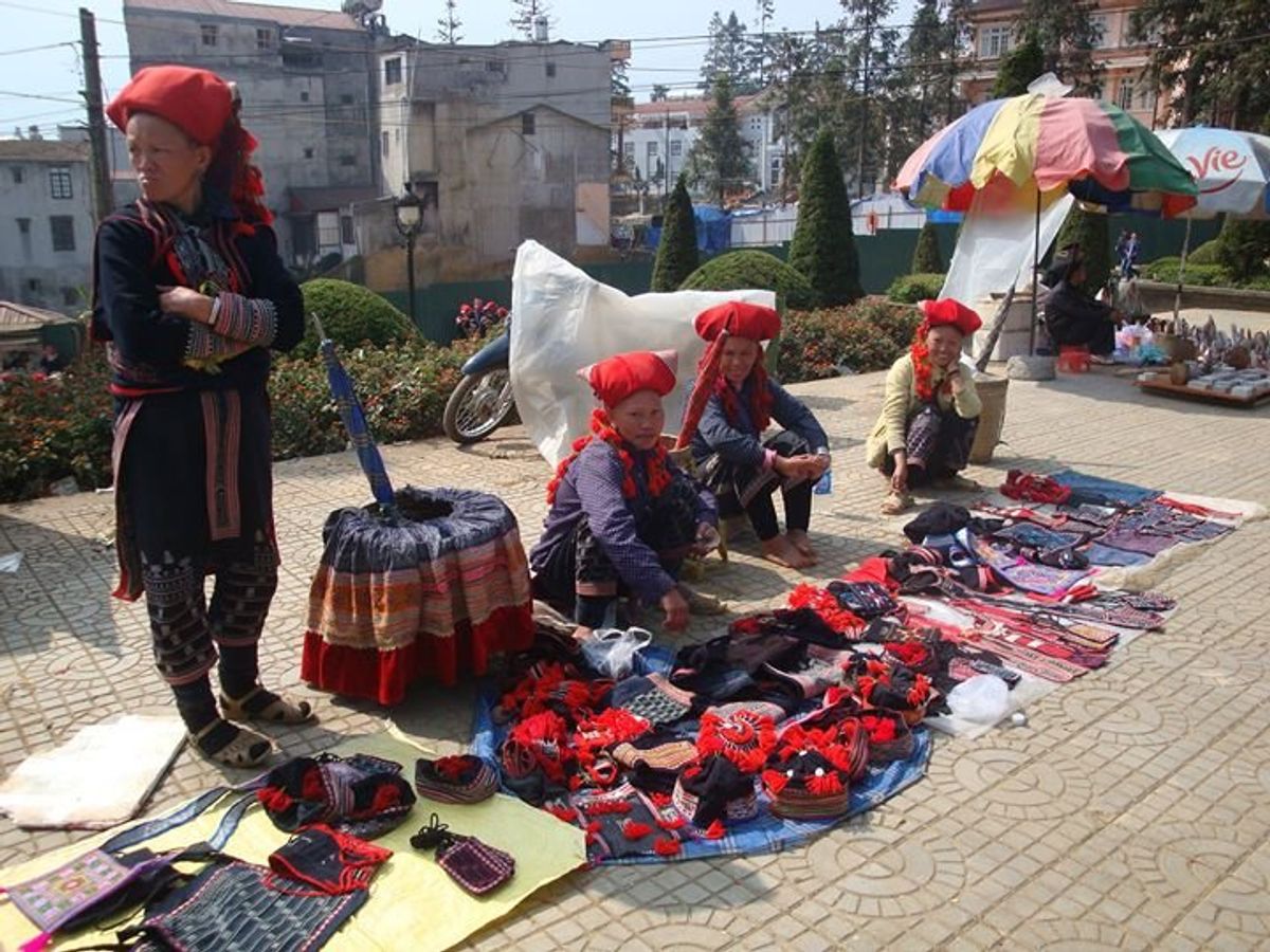 メインの広場みたいな所に民族のお母さん達がお土産を売りにくる。
子供たちは...
