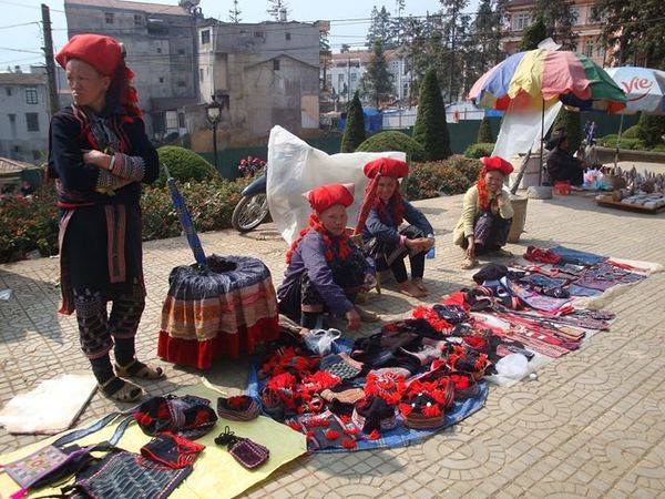 ベトナム・サパ「ベトナムへ戻りサパへ」の写真：メインの広場みたいな所に民族のお母さん達...