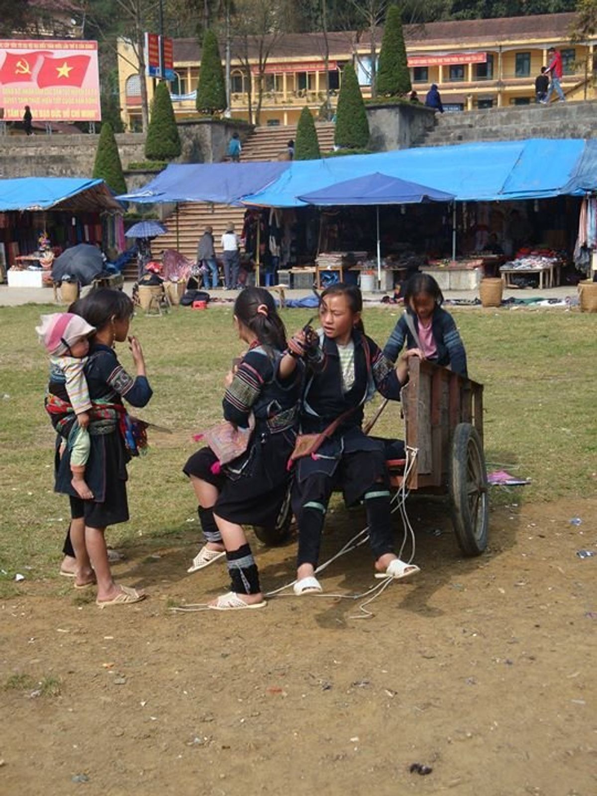 メインの広場みたいな所に民族のお母さん達がお土産を売りにくる。
子供たちは...