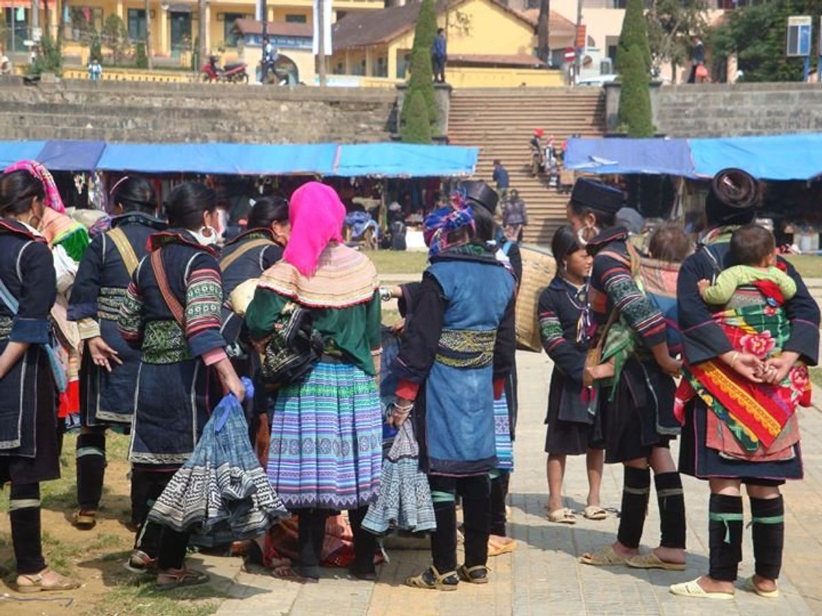 メインの広場みたいな所に民族のお母さん達がお土産を売りにくる。
子供たちは...