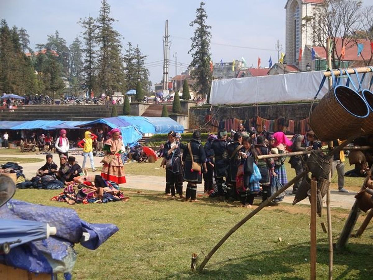 メインの広場みたいな所に民族のお母さん達がお土産を売りにくる。
子供たちは...