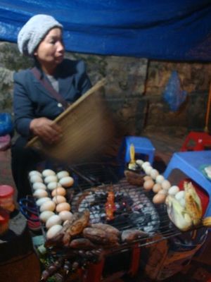 夜はレストランが開いてなく路上でこんな感じのものをビアホイとって感じ。ちな...