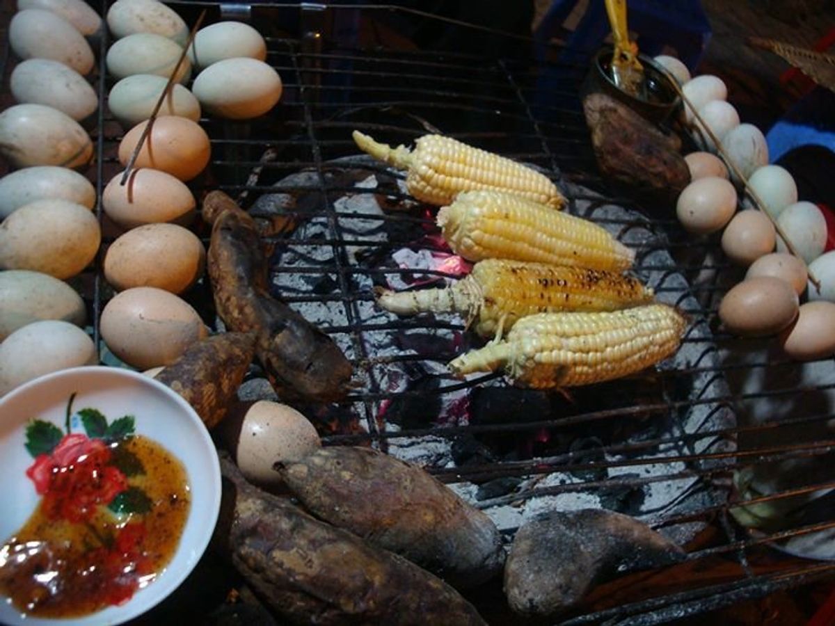 夜はレストランが開いてなく路上でこんな感じのものをビアホイとって感じ。ちな...