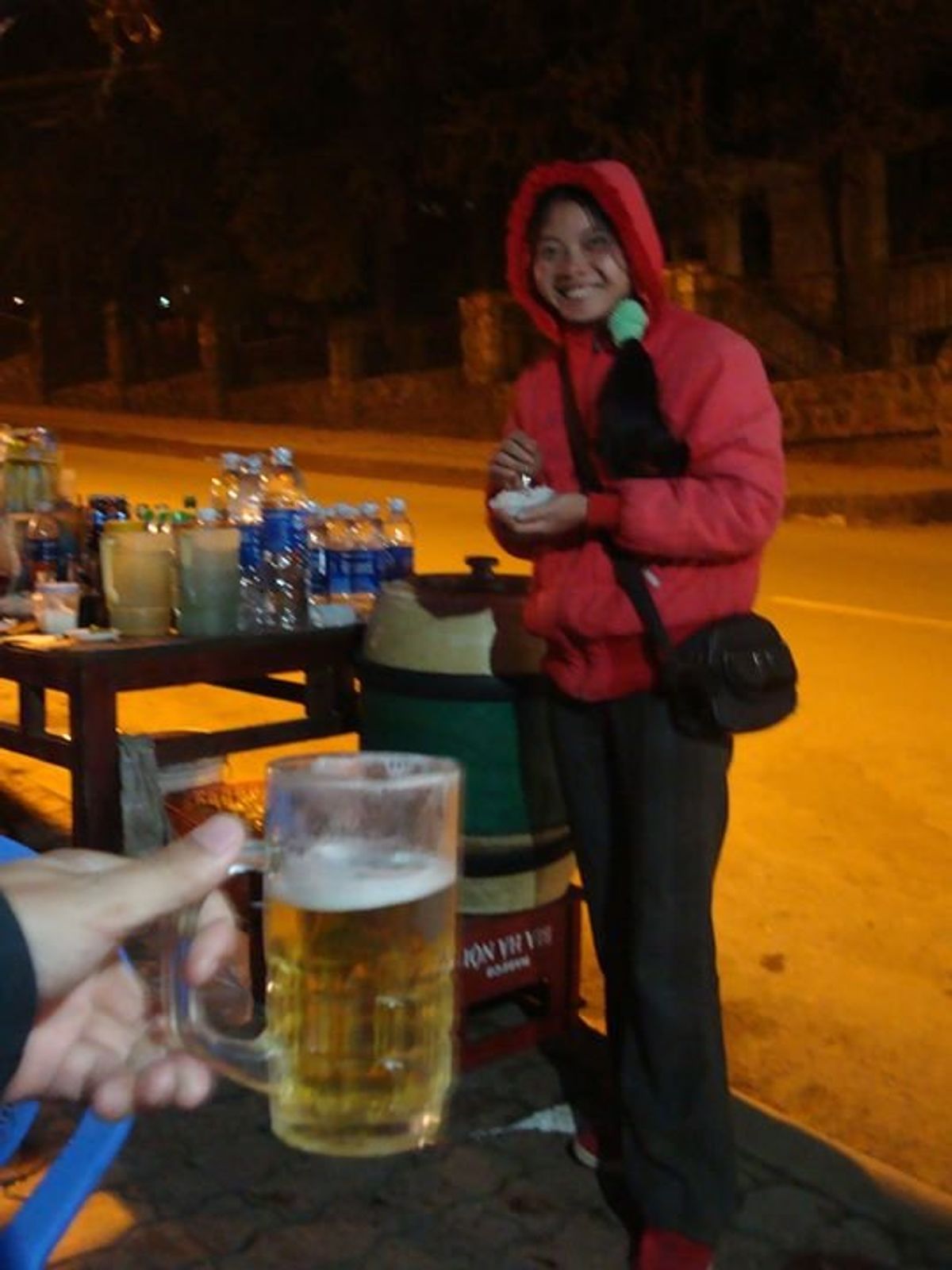 夜はレストランが開いてなく路上でこんな感じのものをビアホイとって感じ。ちな...