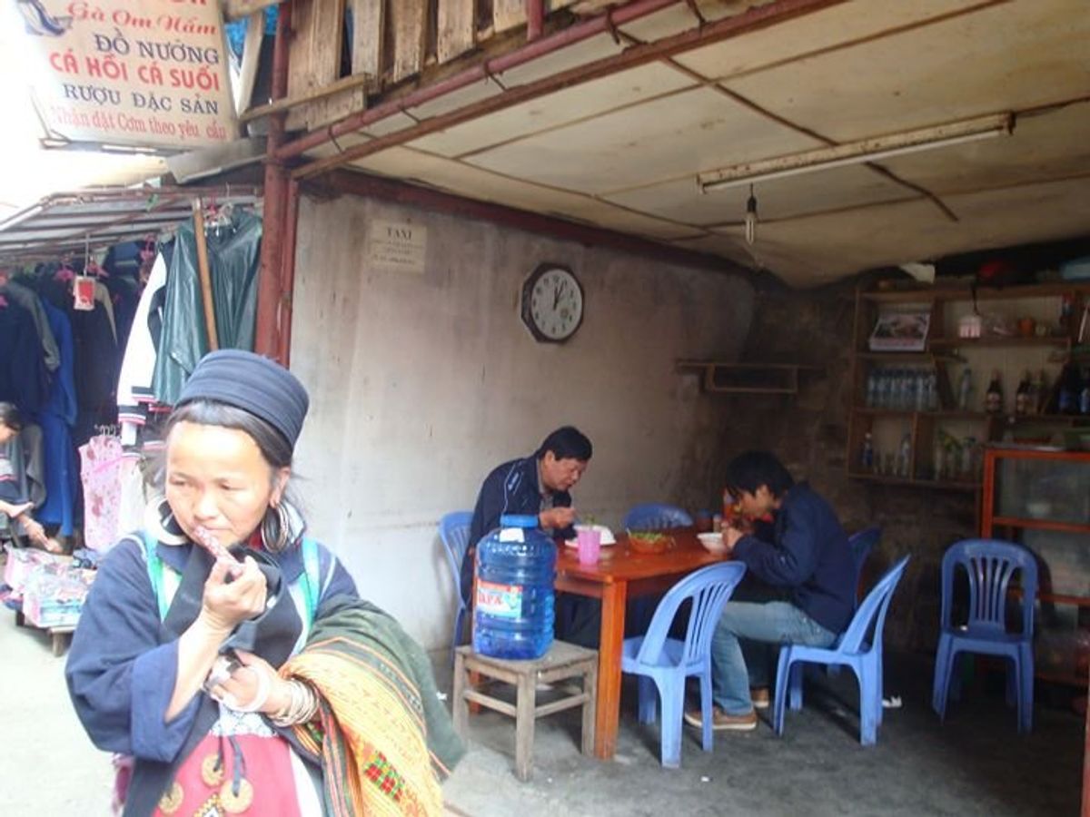 夜はレストランが開いてなく路上でこんな感じのものをビアホイとって感じ。ちな...