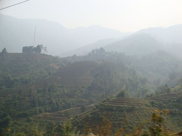 ベトナム・サパ「ベトナムへ戻りサパへ」の写真：レンタルバイクをしてサパの民族の人達が住...