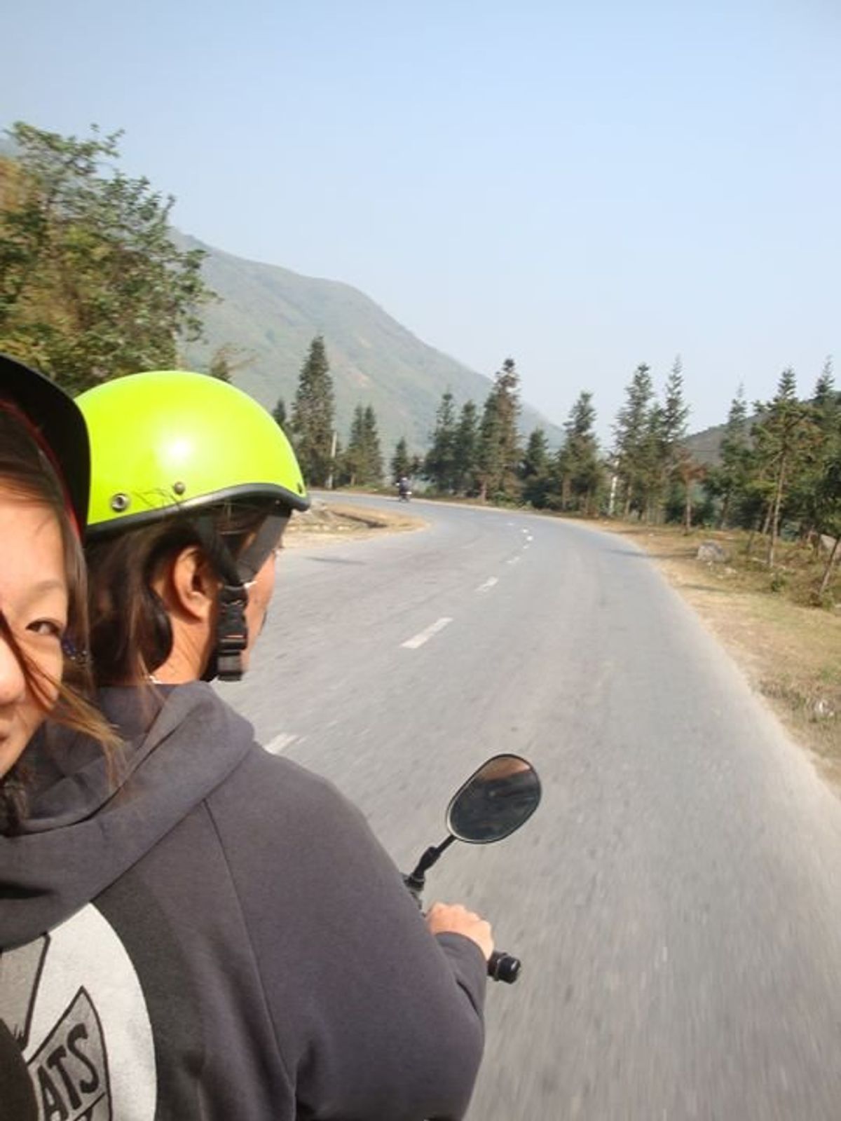 レンタルバイクをしてサパの民族の人達が住んでいる村へ！
道中、肉売ってると...