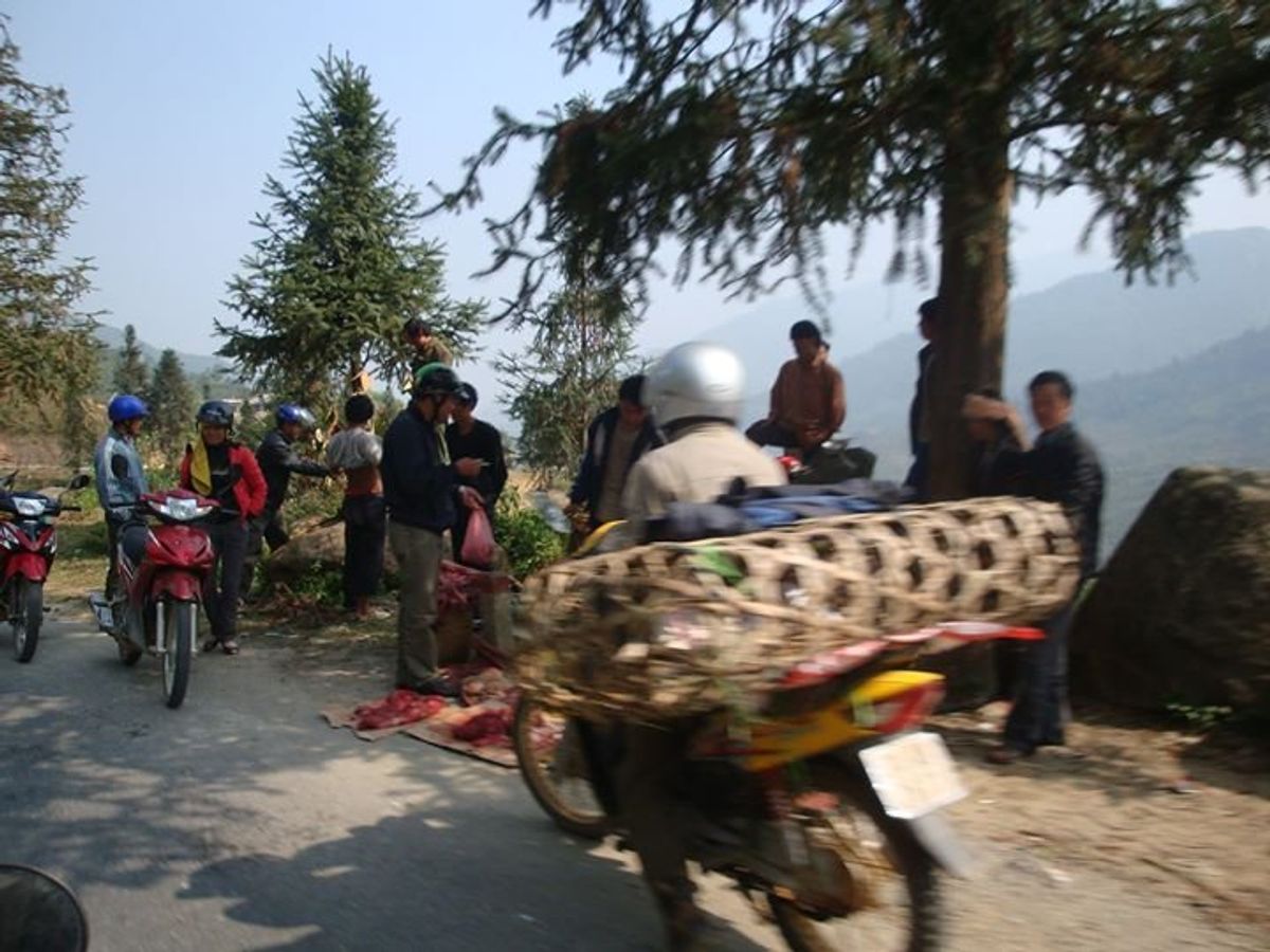 レンタルバイクをしてサパの民族の人達が住んでいる村へ！
道中、肉売ってると...
