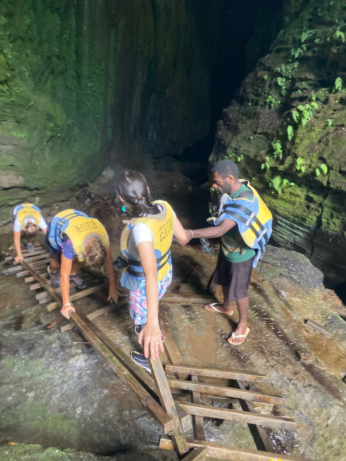 コウモリが住むケーブへの入口

お気づきですか？
外国人達が後ろ向きで恐る...