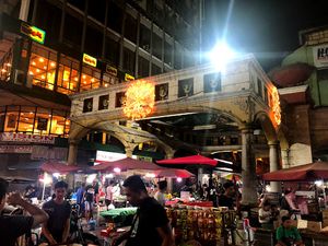 マニラの夜。
ディビソリアマーケットへ。
日中より夜の方が値下がりとかあっ...