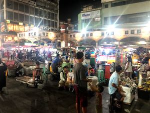 マニラの夜。
ディビソリアマーケットへ。
日中より夜の方が値下がりとかあっ...