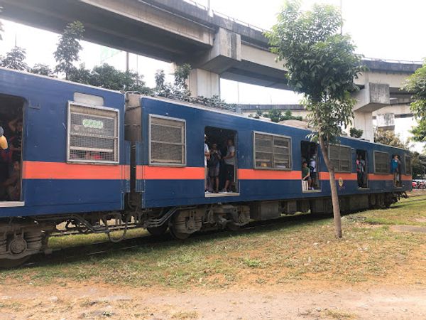 フィリピン・サンフランシスコ「フィリピンの秘境&島巡り」の写真:電車でリトル東京へ。
電車の中は蒸し暑い...