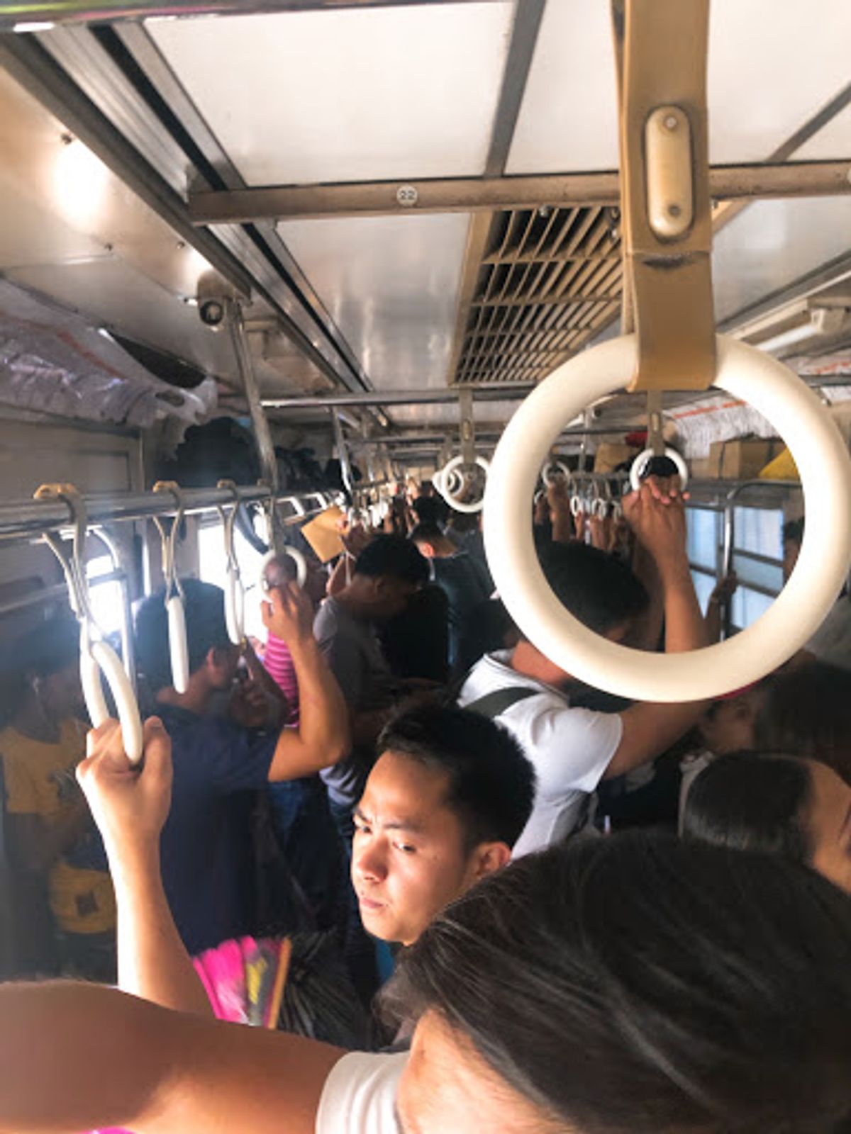 電車でリトル東京へ。
電車の中は蒸し暑い。ぎゅうぎゅう詰めで座ってくる。普...