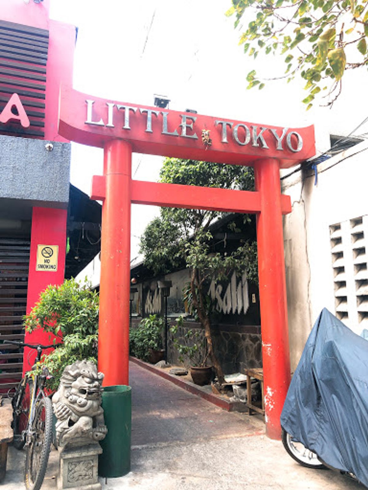 電車でリトル東京へ。
電車の中は蒸し暑い。ぎゅうぎゅう詰めで座ってくる。普...