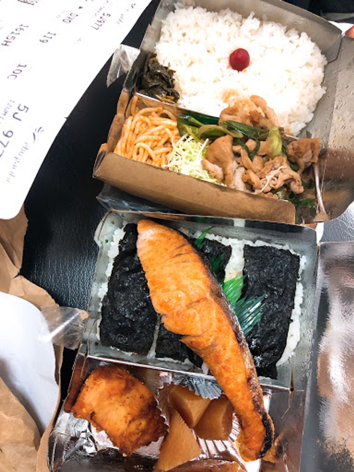 電車でリトル東京へ。
電車の中は蒸し暑い。ぎゅうぎゅう詰めで座ってくる。普...