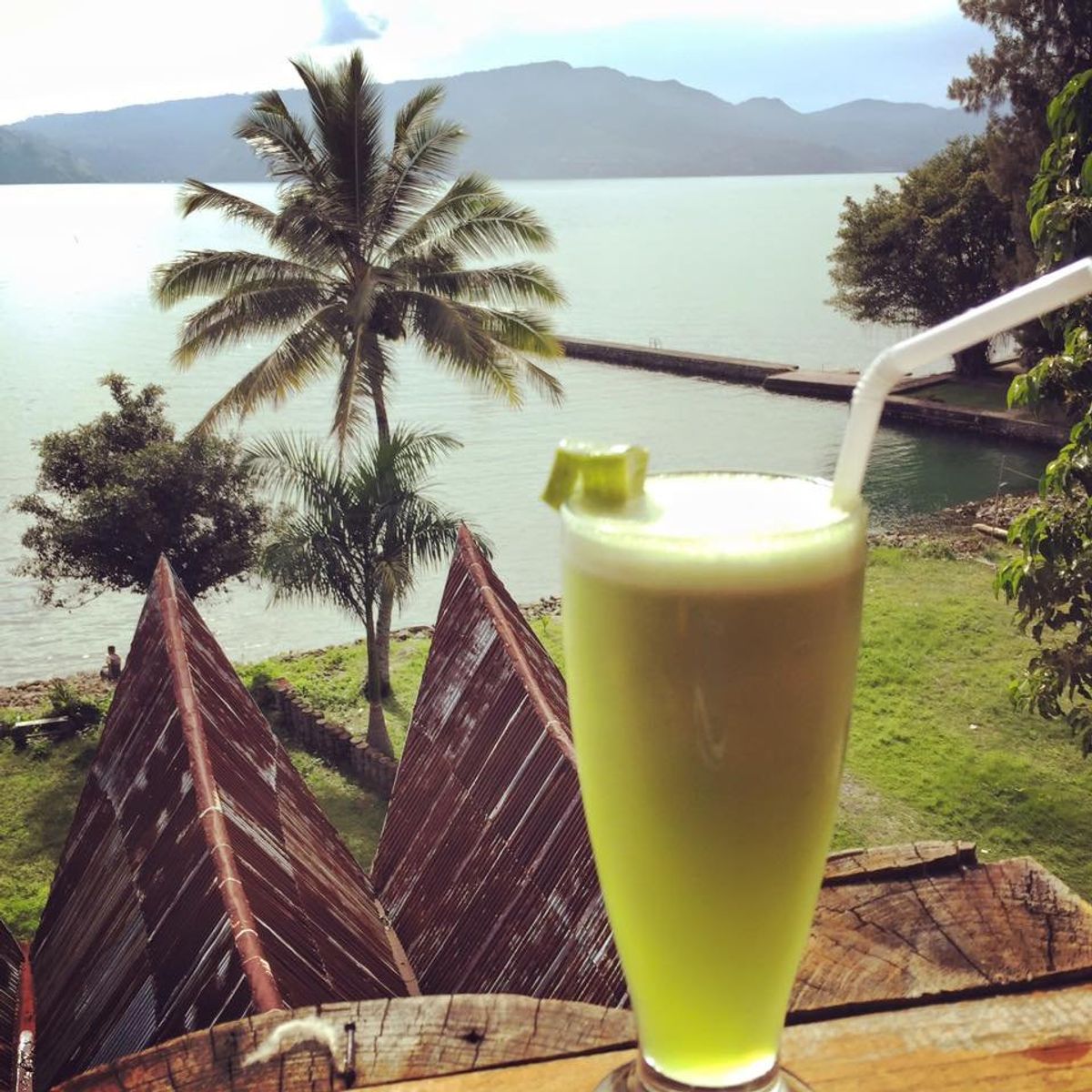 トバ湖を眺めながらの朝ごはんは最高！