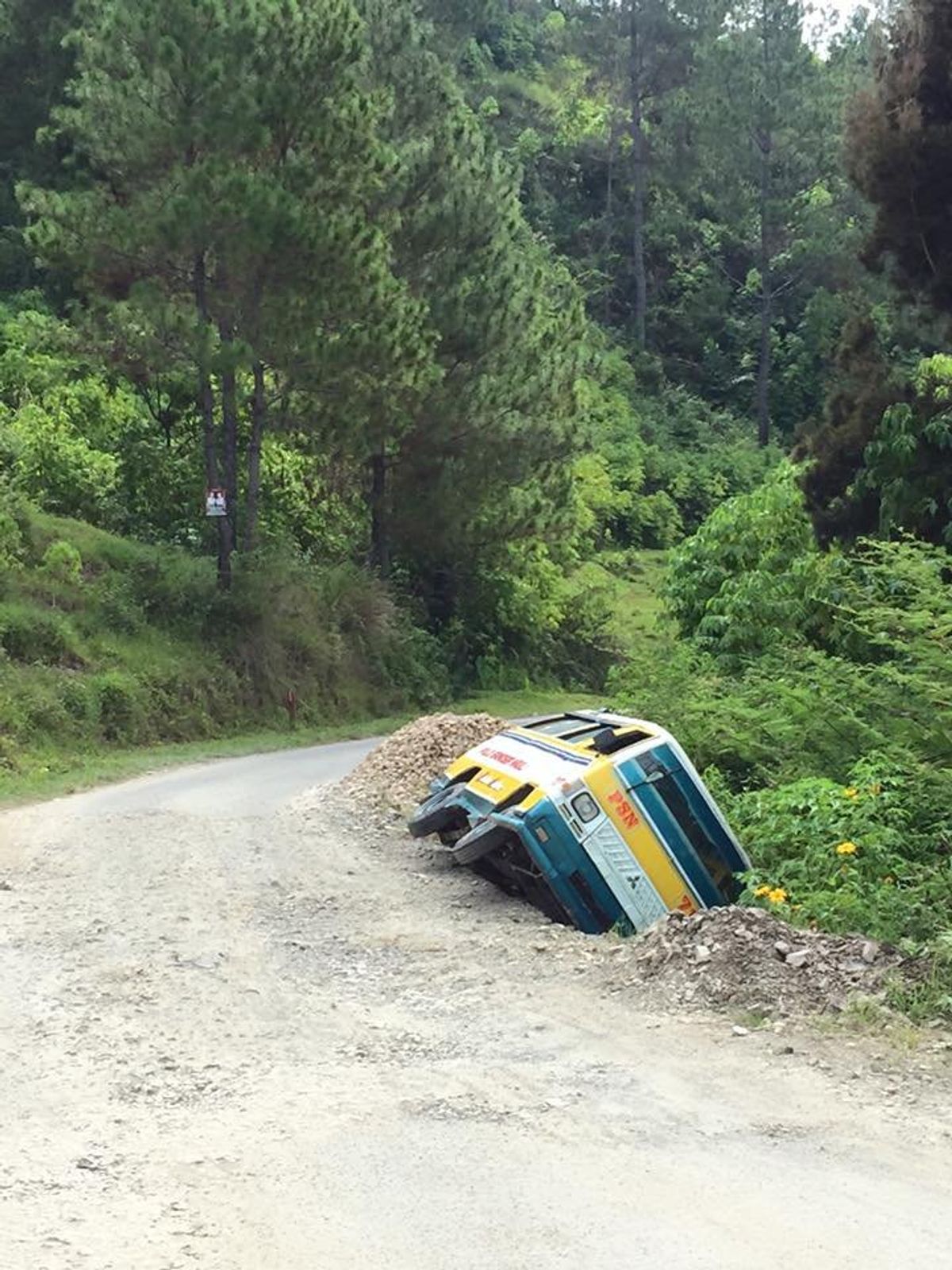 よく見かける光景。
バスとか車とか事故ってる率高い。道が舗装されていなかっ...