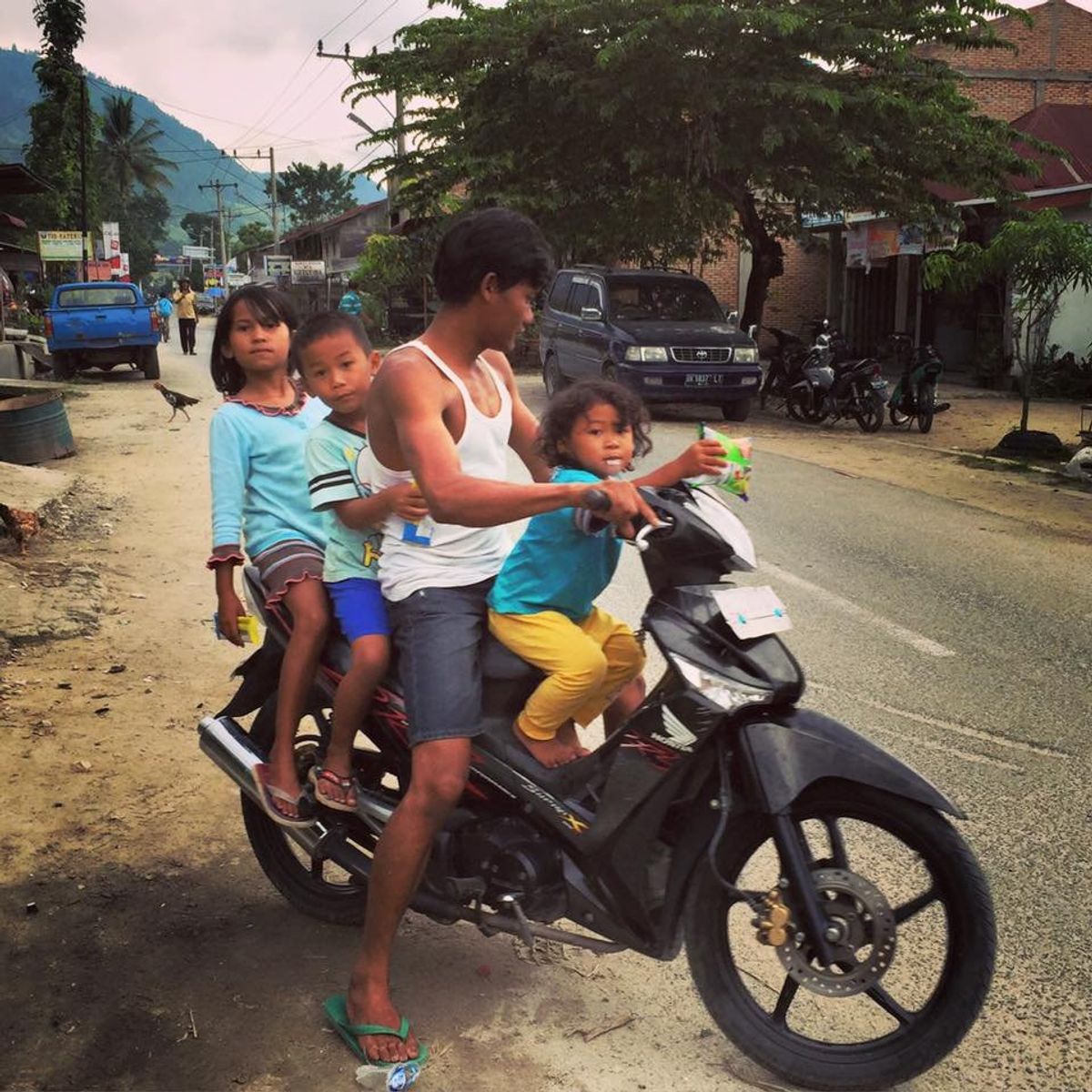 よく見かける光景。
バスとか車とか事故ってる率高い。道が舗装されていなかっ...