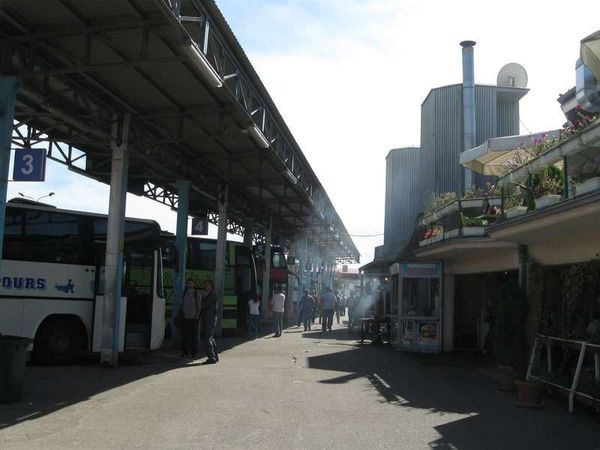 コソボ「2013年 コソボ共和国　超親米イスラム国コソボからセルビア勢力地域へ入境しました。」の写真：首都プリシュティナのバスターミナル着